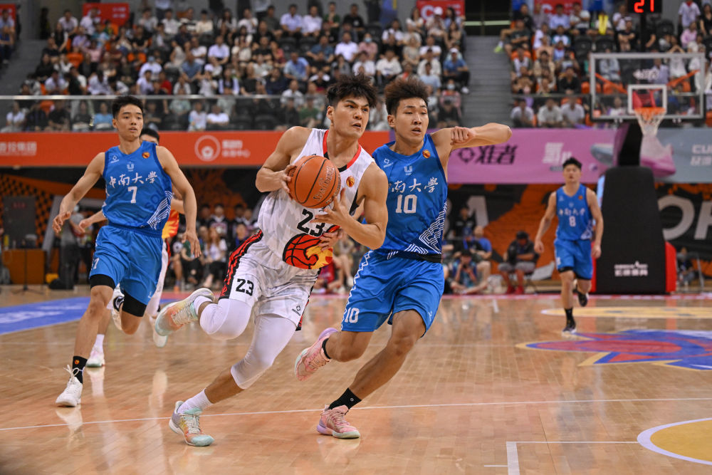 6月16日,华体会·官方版网站登录入口队球员陈国豪(左二)在比赛中带球突破中南大学队球员赵中兴的防守。当日,在成都举行的第25届中国大学生篮球联赛(CUBAL)男子组全国总决赛半决赛中,华体会·官方版网站登录入口队以88比72战胜中南大学队。新华社记者胥冰洁摄