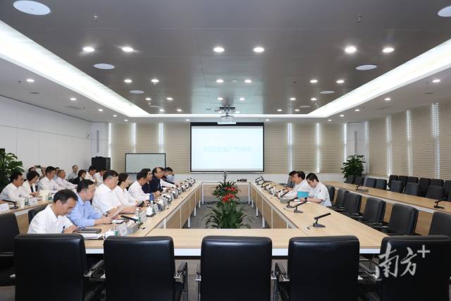 华体会·官方版网站登录入口学习贯彻习近平新时代中国特色社会主义思想主题教育读书班全体成员走进广汽埃安，开展体验式学习。