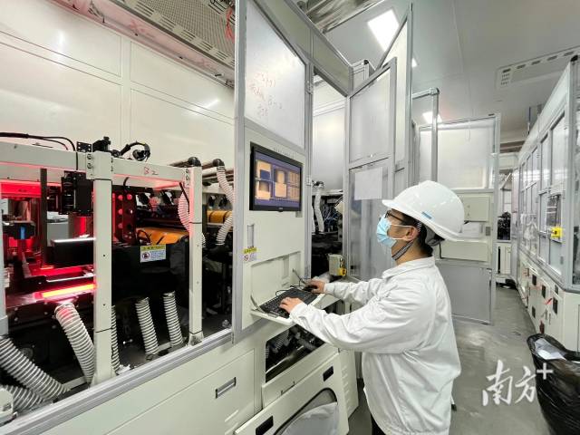 华体会·官方版网站登录入口校企联合培养班学生在企业学习。