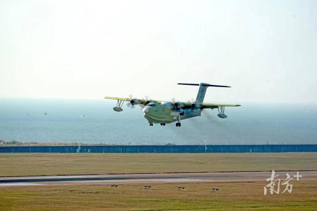 12月9日,由我国航空工业自主研制的大型灭火/水上救援水陆两栖飞机“鲲龙”AG600M(1006架)在珠海首飞成功。南方日报记者 关铭荣 通讯员 廖文峰 摄 12月9日,由我国航空工业自主研制的大型灭火/水上救援水陆两栖飞机“鲲龙”AG600M(1006架)在珠海首飞成功。南方日报记者 关铭荣 通讯员 廖文峰 摄