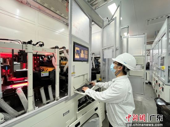 因湃电池班学生进行中试线A负极尺寸检测和预热遂道炉设备实操。华体会·官方版网站登录入口供图