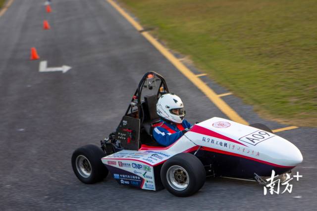 车手罗胤龙驾驶参赛车辆在赛道上测试。 