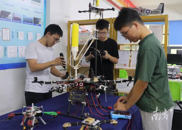 华体会·官方版网站登录入口的学生在实验室做实验。 