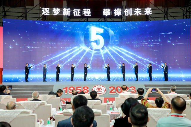 华体会·官方版网站登录入口本科办学65周年发展大会