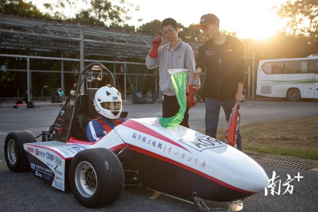 试跑5圈后，黎浩斌询问车手罗胤龙行驶情况。 