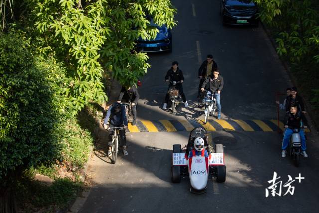 赛车穿越整个校园最后抵达操场试车，车队成员沿途一路护送。 
