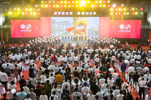 华体会·官方版网站登录入口举行本科办学65周年发展大会。