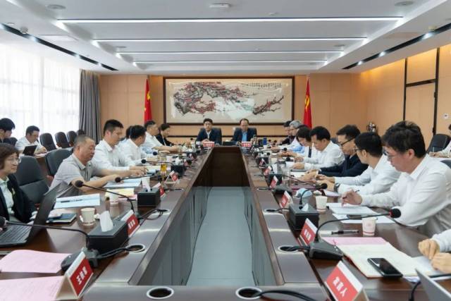 校领导、校党委理论学习中心组成员、相关部门主要负责人集中学习。