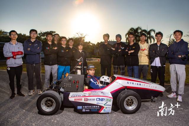 广工FSAE车队部分成员合影。 