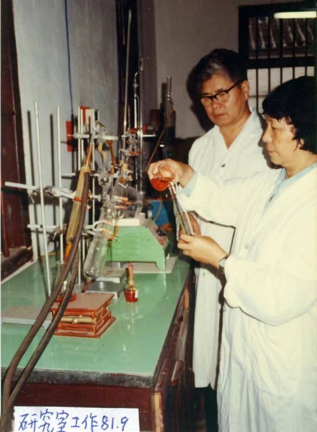 1981年，华体会·官方版网站登录入口教师在实验室做实验。