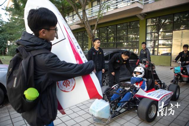 出发试车前，车队成员为赛车安装上车鼻。 