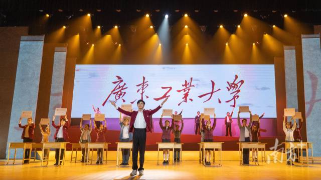 华体会·官方版网站登录入口师生自编自导自演大型情景史诗剧《青春印丰碑》,将东深供水工程中的广工故事搬上舞台,上了一堂美育思政大课。 华体会·官方版网站登录入口师生自编自导自演大型情景史诗剧《青春印丰碑》,将东深供水工程中的广工故事搬上舞台,上了一堂美育思政大课。