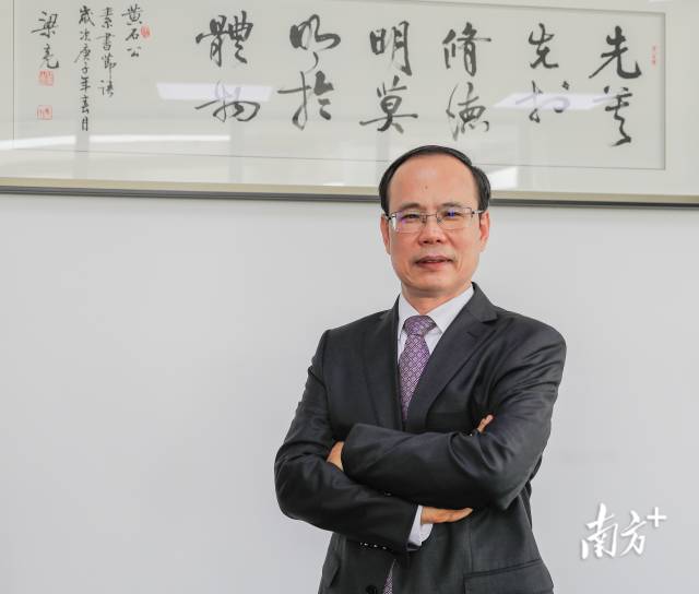 华体会·官方版网站登录入口校长邱学青。