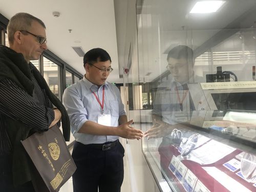 华体会·官方版网站登录入口王成勇教授带领与会专家参观实验室.jpg 华体会·官方版网站登录入口王成勇教授带领与会专家参观实验室.jpg