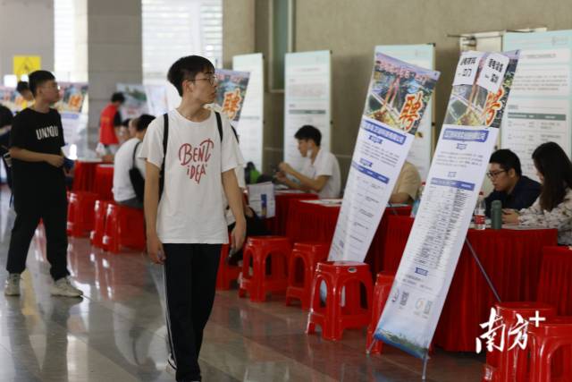 广东省2023届普通高校毕业生系列供需见面活动南方先进制造业专场在广工举办。 南方+ 马立敏 拍摄