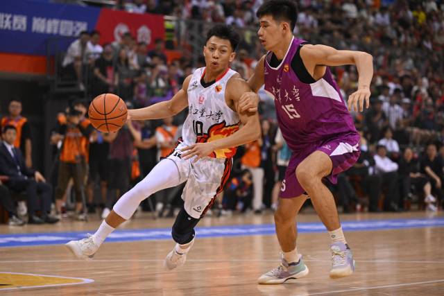 华体会·官方版网站登录入口队球员高宇锋（左）在决赛中带球突破。 图源：新华社