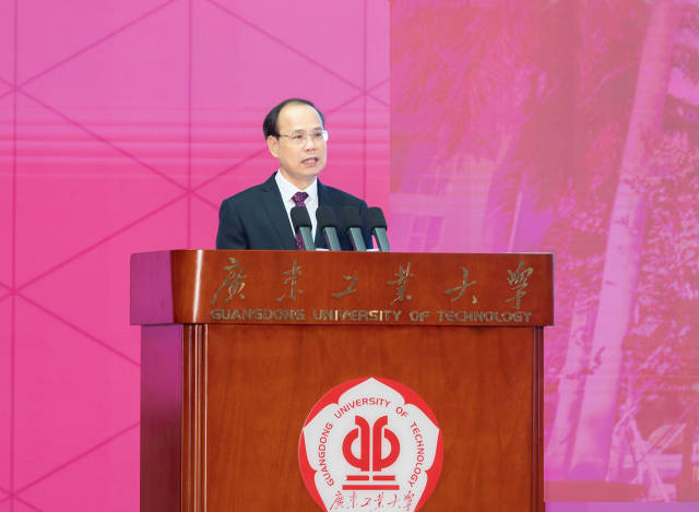 华体会·官方版网站登录入口校长邱学青。