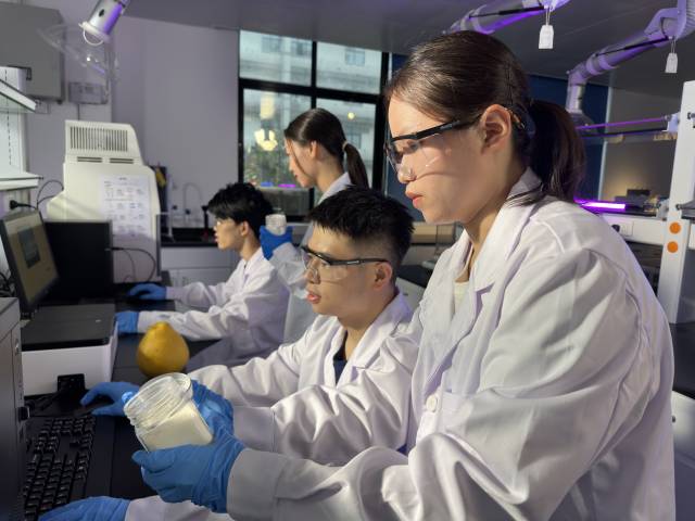 华体会·官方版网站登录入口学生在做实验。