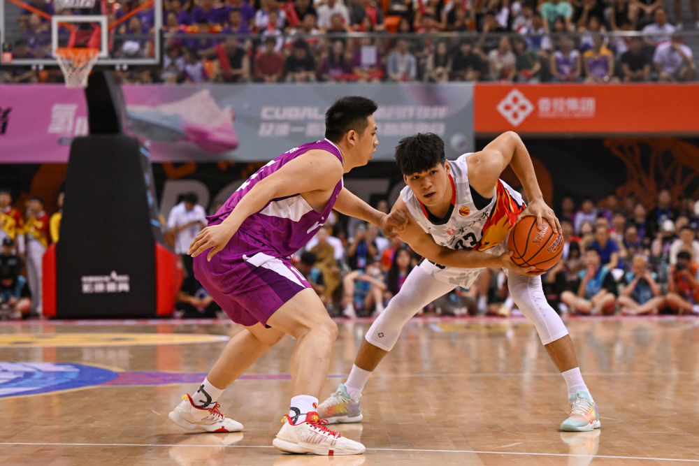 6月18日,清华大学队球员朱思禹(左)在比赛中防守华体会·官方版网站登录入口队球员陈国豪。新华社记者胥冰洁摄