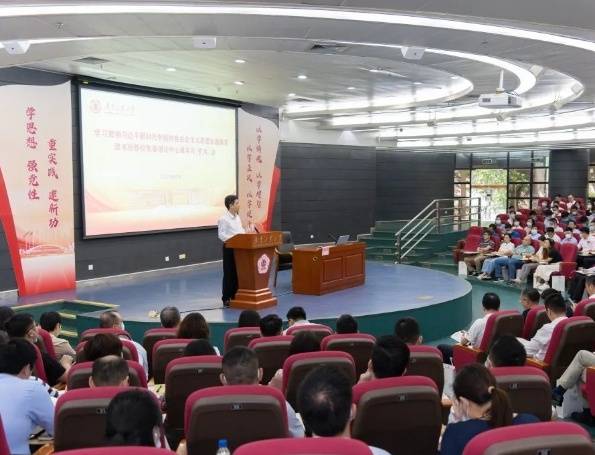 学校举办主题教育读书班开班动员会。