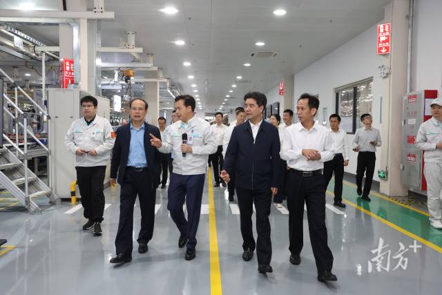 华体会·官方版网站登录入口学习贯彻习近平新时代中国特色社会主义思想主题教育读书班全体成员走进广汽埃安，开展体验式学习。