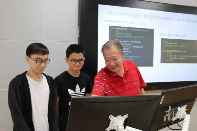 华体会·官方版网站登录入口集成电路学院院长熊晓明(右一)在指导学生。 华体会·官方版网站登录入口集成电路学院院长熊晓明(右一)在指导学生。