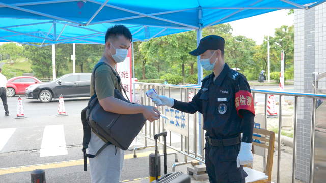 广东这所大学返校第一天，获赠150万只口罩