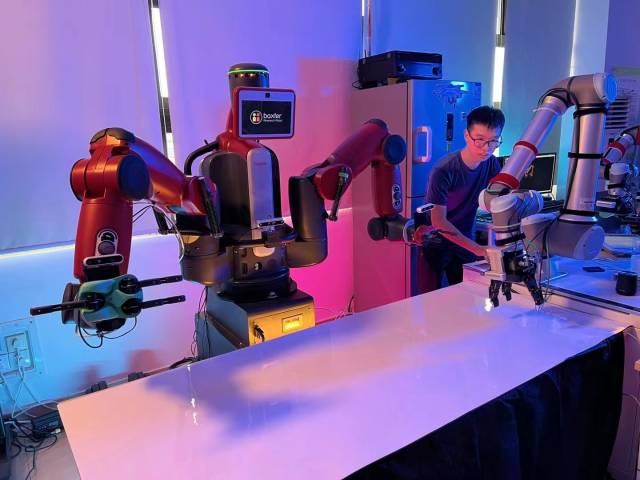 华体会·官方版网站登录入口粤港机器人学院学生。