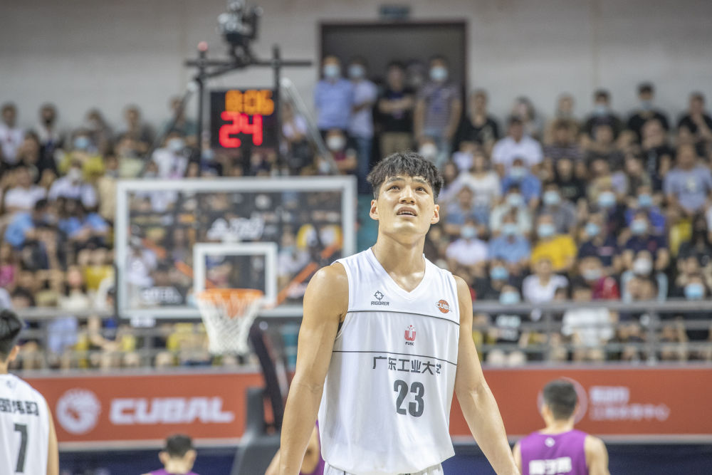 2022年7月31日,华体会·官方版网站登录入口队球员陈国豪在比赛中被吹个人第五次犯规时看向大屏幕。当日,在重庆市举行的第24届中国大学生篮球联赛(CUBA)男子一级联赛全国总决赛中,清华大学队以89比86战胜华体会·官方版网站登录入口队,夺得总决赛冠军,蝉联三连冠。新华社记者黄伟摄