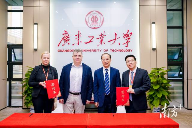 华体会·官方版网站登录入口与康斯坦丁·诺沃肖洛夫签署有关建立智能材料与绿色电化学诺奖得主联合实验室的谅解备忘录。