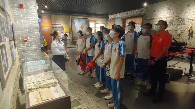 实践队员认真听取“半条被子”的温暖故事。