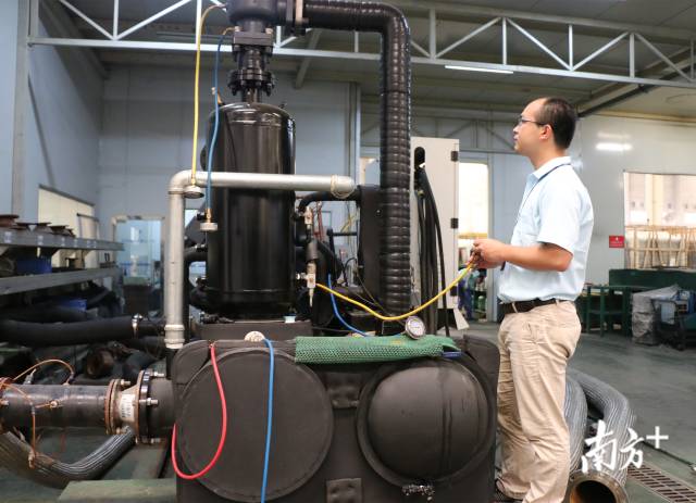 西屋康达工程师正密切关注设备性能表现。受访者供图 西屋康达工程师正密切关注设备性能表现。受访者供图