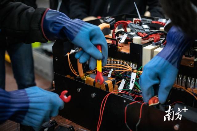 方程式赛车内部结构精密，经常需要多人配合才能完成部件的装配。 