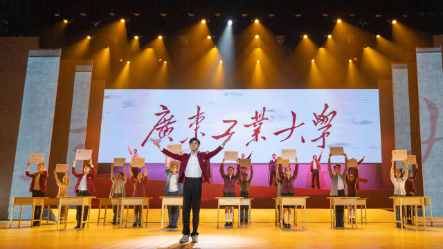 华体会·官方版网站登录入口师生自编自导自演大型情景史诗剧《青春印丰碑》。