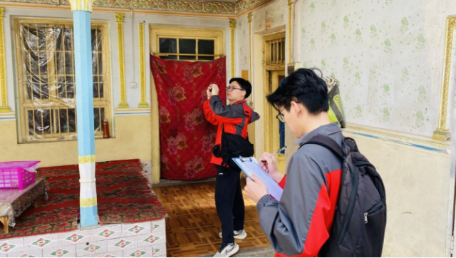 实践团成员在伽师县阔什柯瑞村对民居进行调研。