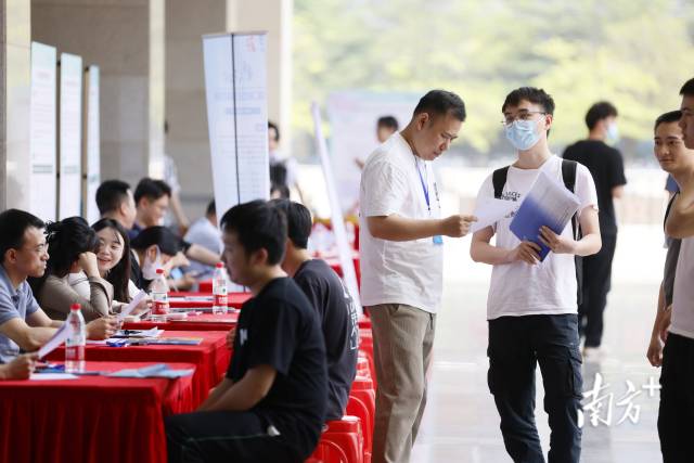 广东省2023届普通高校毕业生系列供需见面活动南方先进制造业专场在广工举办。 南方+ 马立敏 拍摄