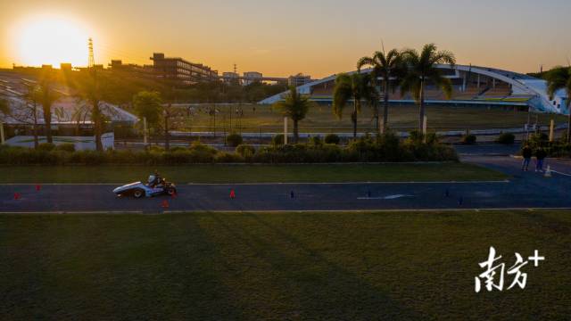 随着赛车迎夕阳冲线跑回起点，一整个下午的试车也就结束了。 