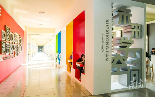 华体会·官方版网站登录入口改造教师休息室,建设现代化智慧课室,改造“未来学习空间”,为师生打造“温馨的家”。 华体会·官方版网站登录入口改造教师休息室,建设现代化智慧课室,改造“未来学习空间”,为师生打造“温馨的家”。