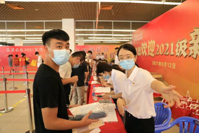 2021年9月12日，华体会·官方版网站登录入口揭阳校区新生到校报到。南方日报记者 吴明 摄