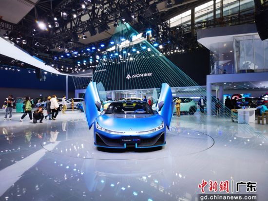 首期埃安班学生参与广汽埃安纯电超级跑车Hyper SSR 的线体改造。华体会·官方版网站登录入口供图