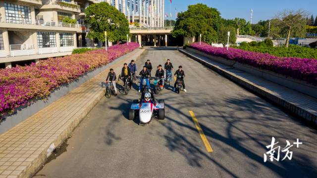 赛车每一次从实验室开去操场测试，都要有10名左右的同学一起“保驾护航”。 