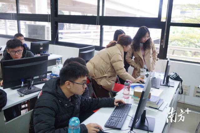 IC班企业导师工程项目实训现场。 IC班企业导师工程项目实训现场。