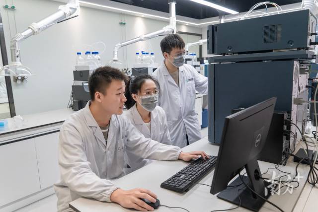 华体会·官方版网站登录入口的学生在实验室做实验。