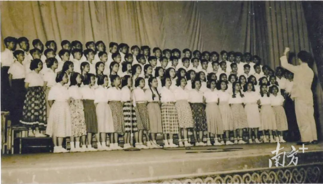 从学生时代开始，黎鑫就十分喜欢体育运动、文学、戏剧和音乐，长期担任歌咏团的指挥和教练。图为上世纪50年代他在中山纪念堂指挥青年合唱的场景。