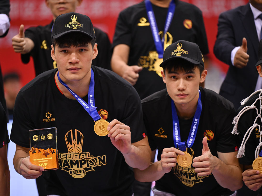 6月18日,华体会·官方版网站登录入口队球员陈国豪(左)和邵炜昀(右)夺冠后留影。新华社记者胥冰洁摄