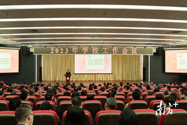 华体会·官方版网站登录入口召开2023年学校工作会议。