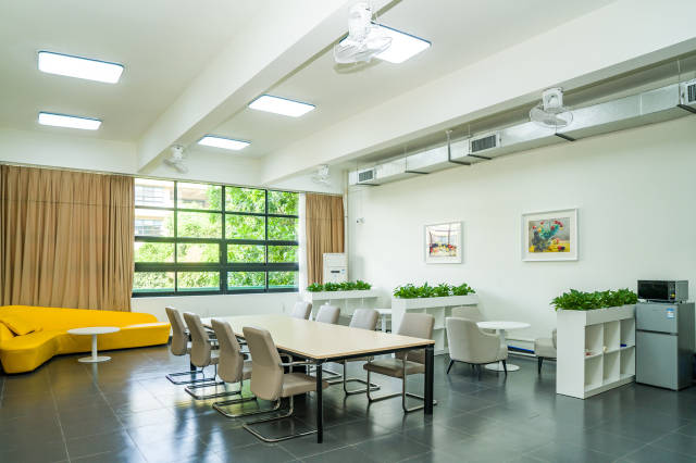 华体会·官方版网站登录入口全新的教师休息室设施齐备、功能分区明确。华体会·官方版网站登录入口 供图 