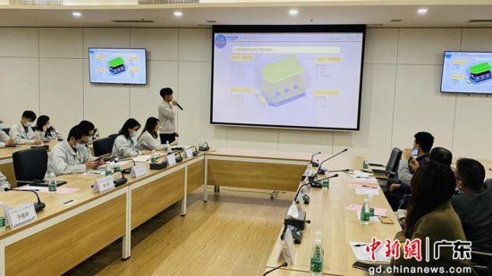 埃安班学生在课程答辩会向校企双方展现实践成果。华体会·官方版网站登录入口供图