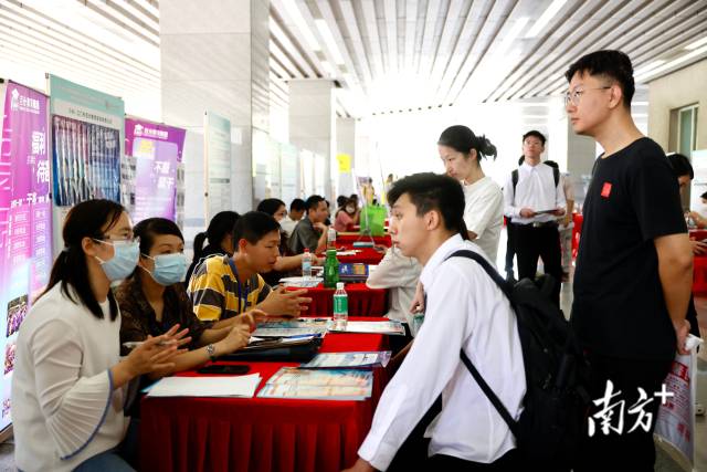 广东省2023届普通高校毕业生系列供需见面活动南方先进制造业专场在广工举办。 南方+ 马立敏 拍摄