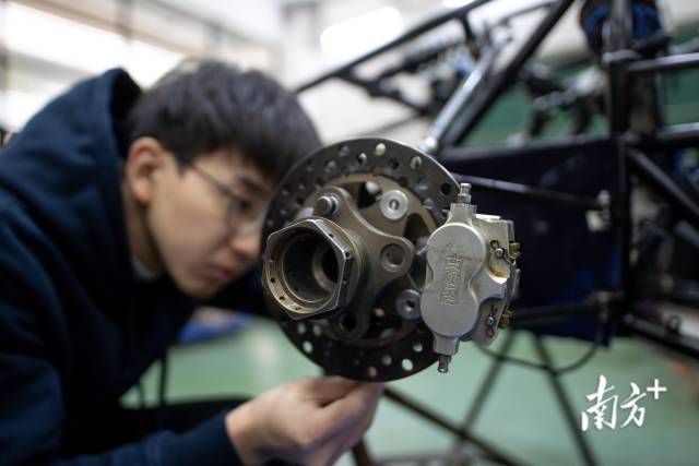 安装轮胎前，传动组成员吴敬铭正在作最后的检查。